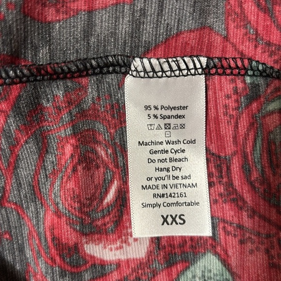 LuLaRoe Irma Red Roses on Black Tunic 2XS (Small) - Picture 8 of 8